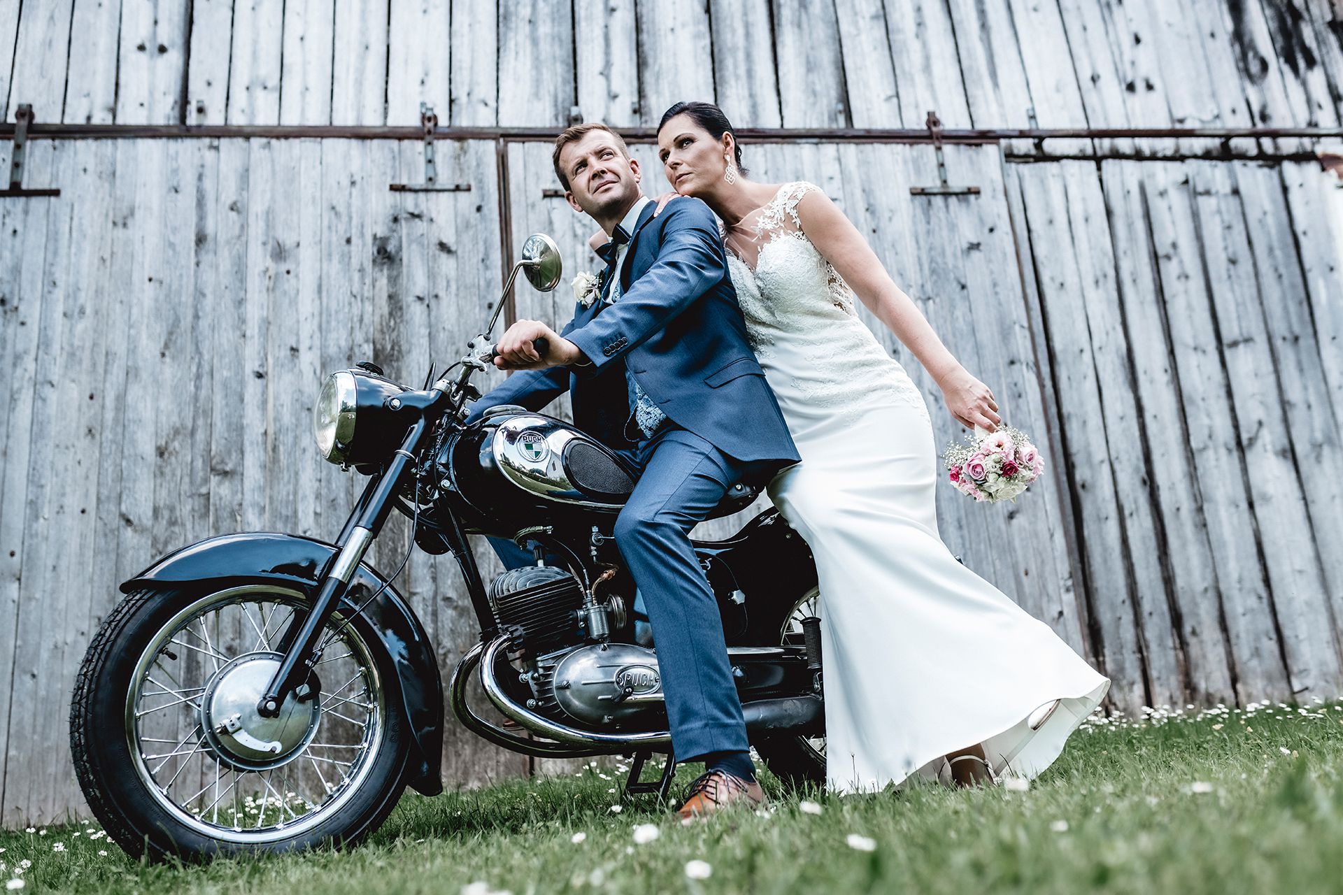 Hochzeit-Shooting mit einem Brautpaar und ihrer alten Puch