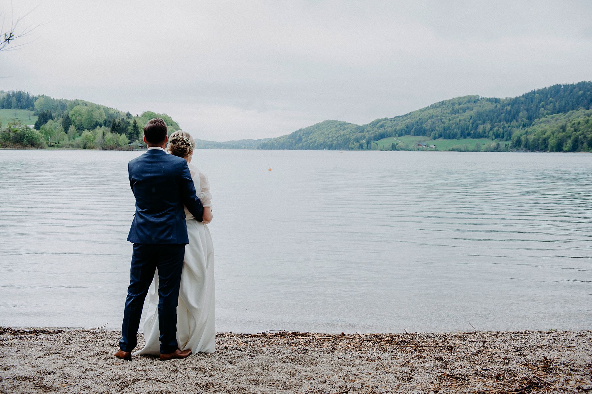 Hochzeit  in Fuchl am See , bei regnerischem Wetter , Brautpaar verliebt umschlungen
