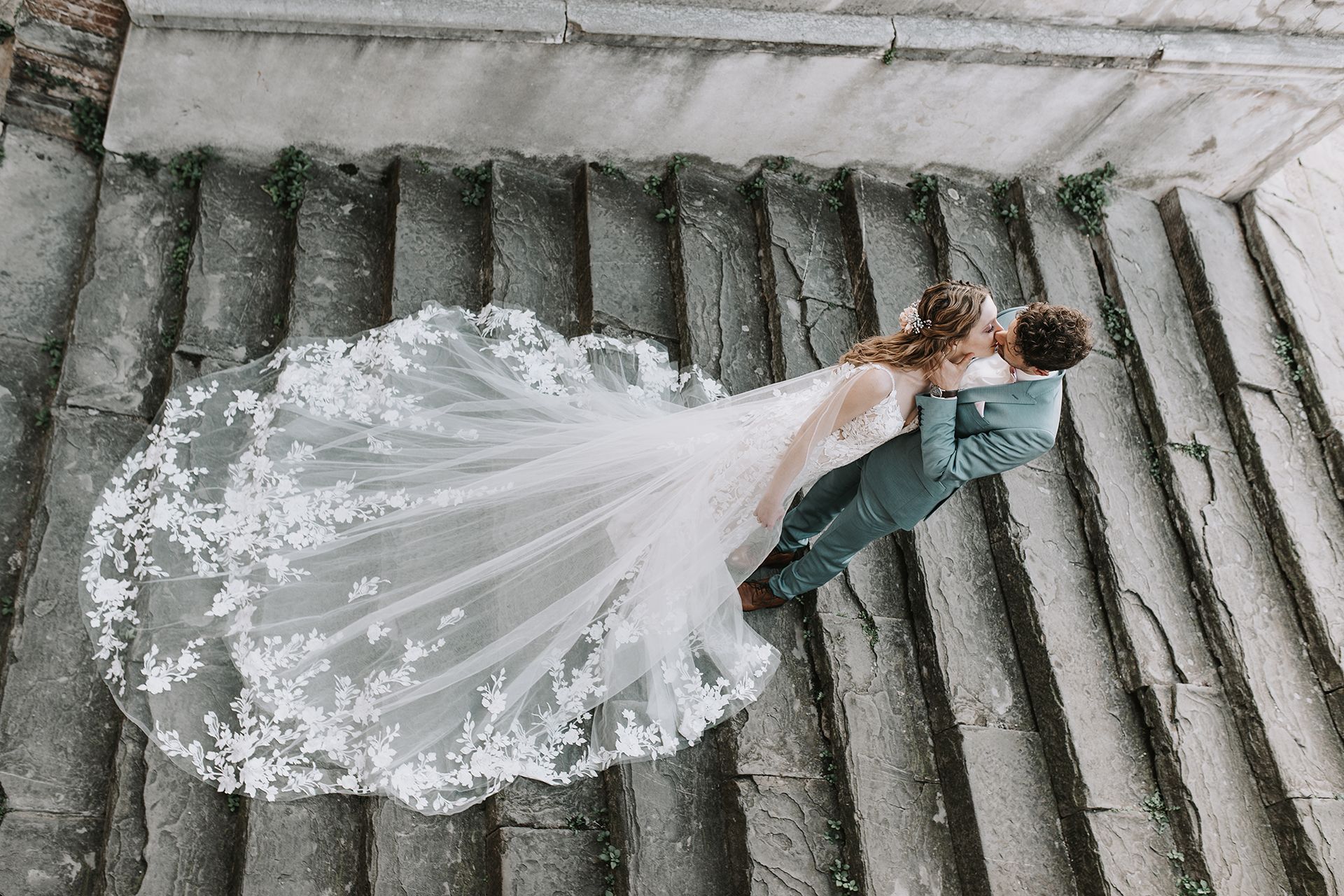 Braut und Bräutigam auf den imposanten Stiegen von Piran bei ihrer Hochzeit